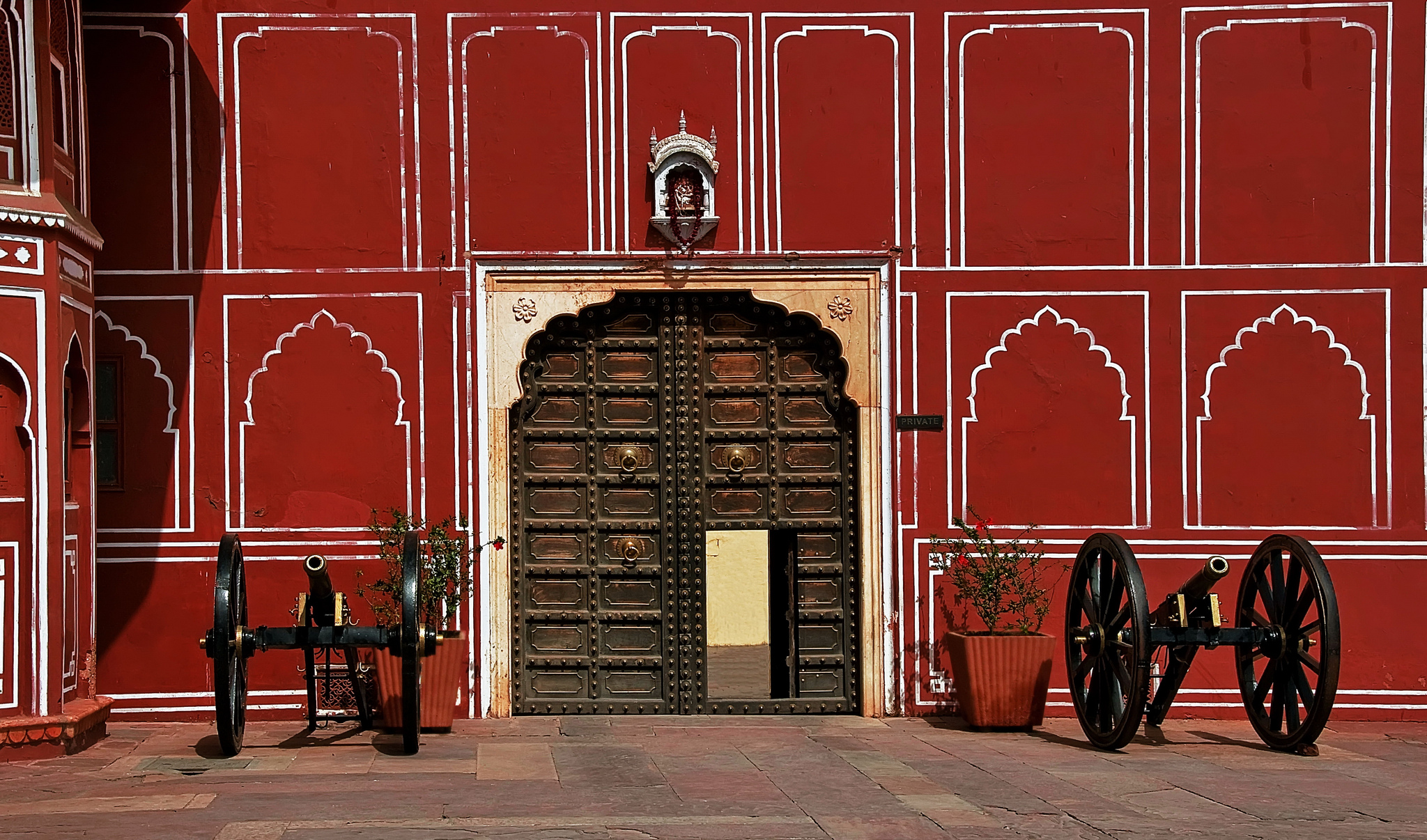 https://d3r8gwkgo0io6y.cloudfront.net/upload/city palace.jpg